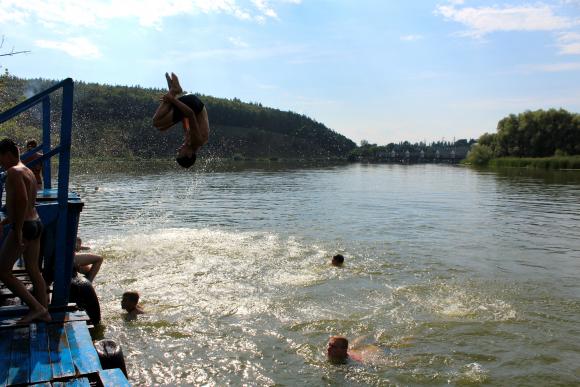 На вихідні до Сабарова: місце за греблею збирає чимало відпочивальників, фото №7 на сайті 20minut.ua