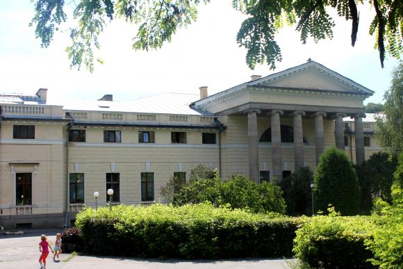Палац у Немирові оповитий Парком кохання та охороняється мармуровими левами, фото №1 на сайті 20minut.ua