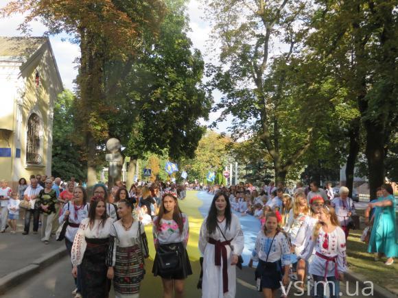 Парад вишиванок у Хмельницькому: з довжелезним прапором і вигуками "Слава Україні", фото №1 на сайті vsim.ua