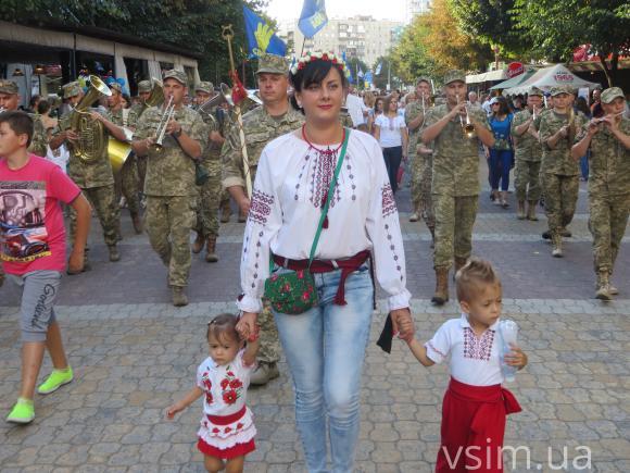 Парад вишиванок у Хмельницькому: з довжелезним прапором і вигуками "Слава Україні", фото №10 на сайті vsim.ua