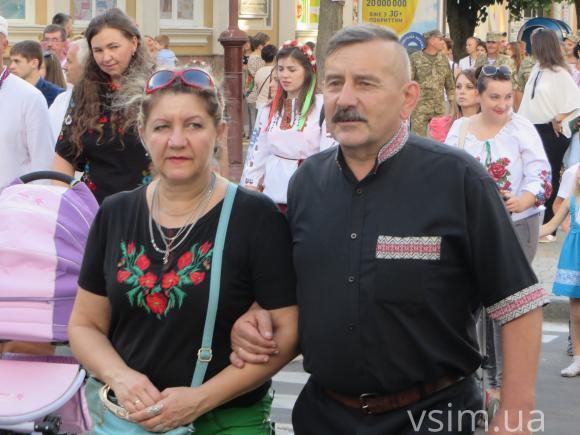 Парад вишиванок у Хмельницькому: з довжелезним прапором і вигуками "Слава Україні", фото №11 на сайті vsim.ua