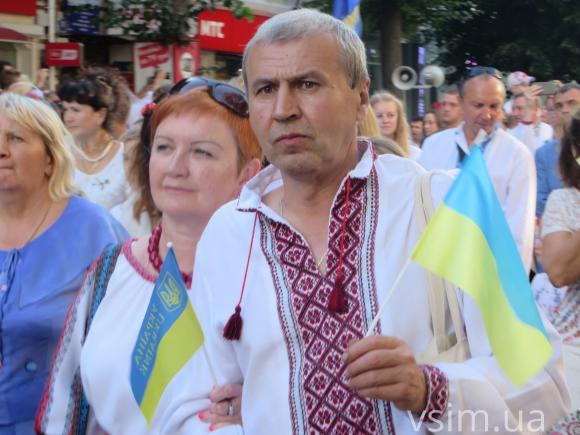 Парад вишиванок у Хмельницькому: з довжелезним прапором і вигуками "Слава Україні", фото №12 на сайті vsim.ua
