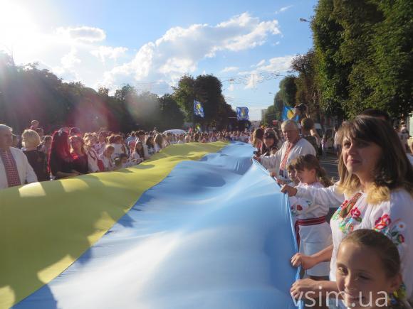 Парад вишиванок у Хмельницькому: з довжелезним прапором і вигуками "Слава Україні", фото №13 на сайті vsim.ua