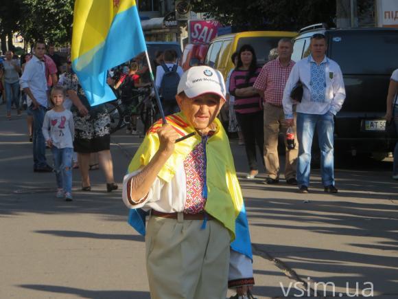 Парад вишиванок у Хмельницькому: з довжелезним прапором і вигуками "Слава Україні", фото №14 на сайті vsim.ua