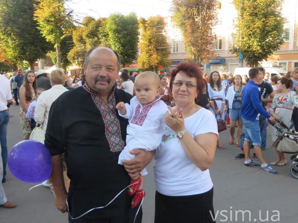 Парад вишиванок у Хмельницькому: з довжелезним прапором і вигуками "Слава Україні", фото №15 на сайті vsim.ua