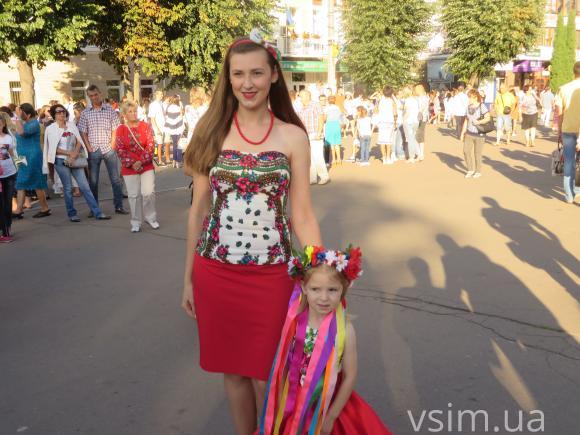 Парад вишиванок у Хмельницькому: з довжелезним прапором і вигуками "Слава Україні", фото №16 на сайті vsim.ua