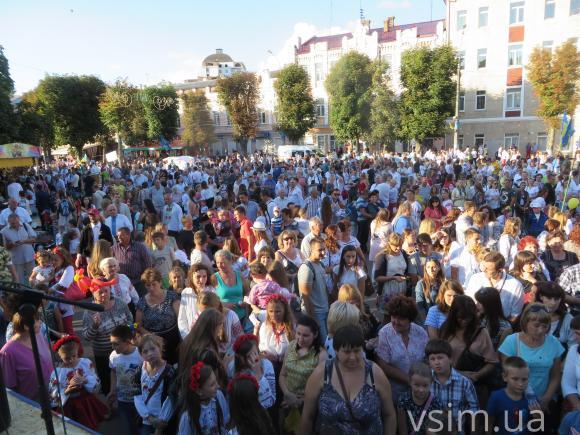 Парад вишиванок у Хмельницькому: з довжелезним прапором і вигуками "Слава Україні", фото №17 на сайті vsim.ua