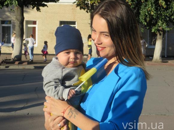 Парад вишиванок у Хмельницькому: з довжелезним прапором і вигуками "Слава Україні" на сайті vsim.ua Парад вишиванок у Хмельницькому: з довжелезним прапором і вигуками "Слава Україні", фото №18 на сайті vsim.ua