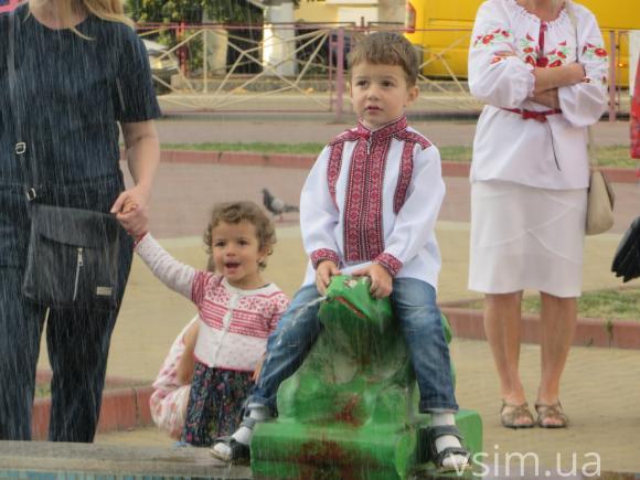 Парад вишиванок у Хмельницькому: з довжелезним прапором і вигуками "Слава Україні" на сайті vsim.ua Парад вишиванок у Хмельницькому: з довжелезним прапором і вигуками "Слава Україні", фото №19 на сайті vsim.ua