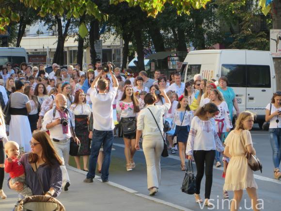 Парад вишиванок у Хмельницькому: з довжелезним прапором і вигуками "Слава Україні", фото №2 на сайті vsim.ua