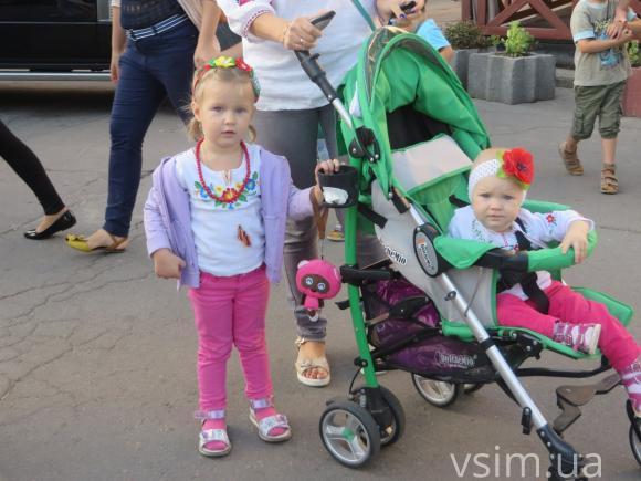 Парад вишиванок у Хмельницькому: з довжелезним прапором і вигуками "Слава Україні" на сайті vsim.ua Парад вишиванок у Хмельницькому: з довжелезним прапором і вигуками "Слава Україні", фото №20 на сайті vsim.ua