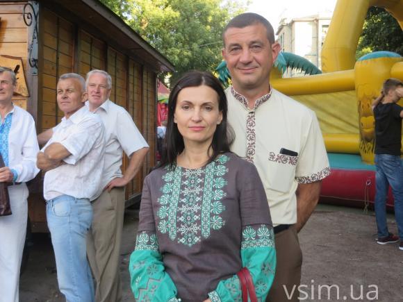 Парад вишиванок у Хмельницькому: з довжелезним прапором і вигуками "Слава Україні" на сайті vsim.ua Парад вишиванок у Хмельницькому: з довжелезним прапором і вигуками "Слава Україні", фото №21 на сайті vsim.ua