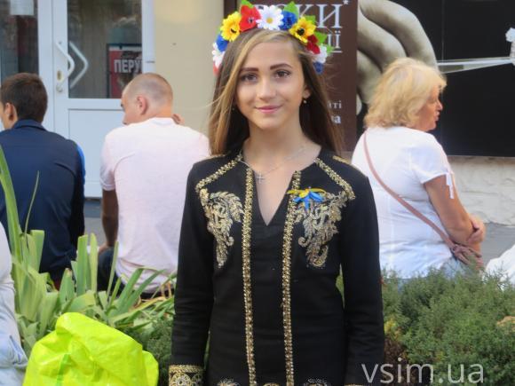 Парад вишиванок у Хмельницькому: з довжелезним прапором і вигуками "Слава Україні" на сайті vsim.ua Парад вишиванок у Хмельницькому: з довжелезним прапором і вигуками "Слава Україні", фото №22 на сайті vsim.ua