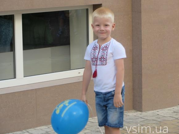 Парад вишиванок у Хмельницькому: з довжелезним прапором і вигуками "Слава Україні" на сайті vsim.ua Парад вишиванок у Хмельницькому: з довжелезним прапором і вигуками "Слава Україні", фото №23 на сайті vsim.ua