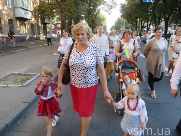 Парад вишиванок у Хмельницькому: з довжелезним прапором і вигуками "Слава Україні", фото №3 на сайті vsim.ua