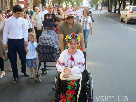 Парад вишиванок у Хмельницькому: з довжелезним прапором і вигуками "Слава Україні", фото №4 на сайті vsim.ua