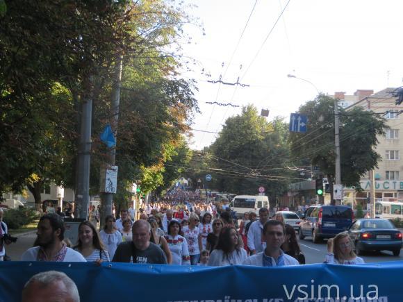 Парад вишиванок у Хмельницькому: з довжелезним прапором і вигуками "Слава Україні", фото №5 на сайті vsim.ua