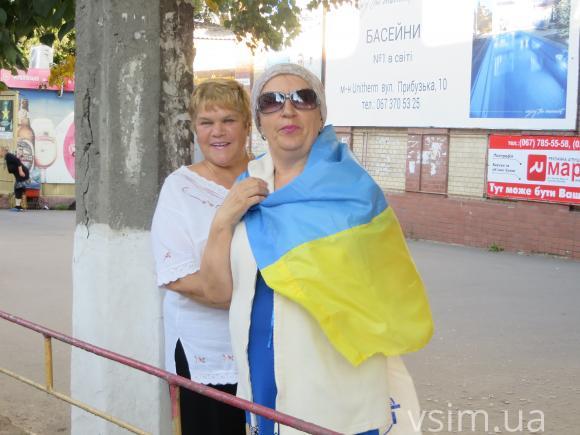 Парад вишиванок у Хмельницькому: з довжелезним прапором і вигуками "Слава Україні", фото №6 на сайті vsim.ua