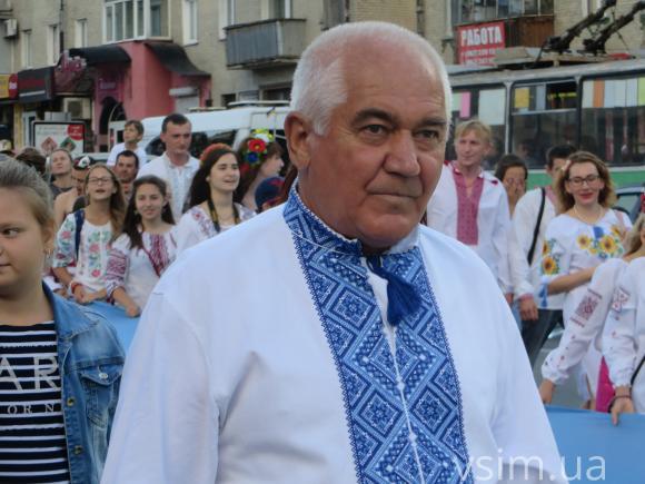 Парад вишиванок у Хмельницькому: з довжелезним прапором і вигуками "Слава Україні", фото №7 на сайті vsim.ua