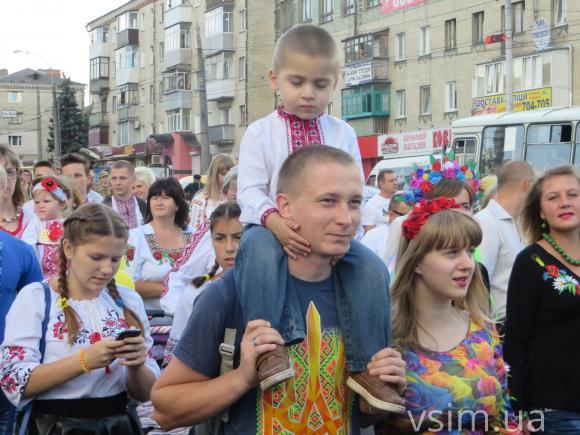 Парад вишиванок у Хмельницькому: з довжелезним прапором і вигуками "Слава Україні", фото №8 на сайті vsim.ua