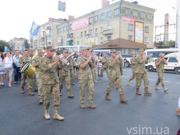 Парад вишиванок у Хмельницькому: з довжелезним прапором і вигуками "Слава Україні", фото №9 на сайті vsim.ua