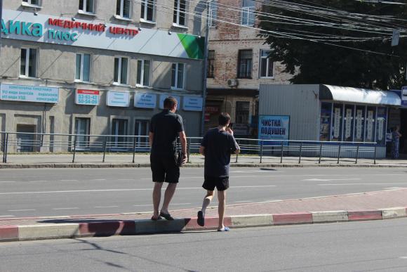 Парканом загородили від пішоходів дорогу на Пирогова. А вони - перелазять, фото №1 на сайті 20minut.ua