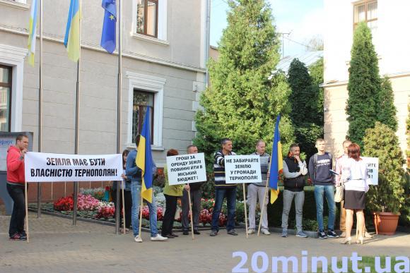 Підприємці пікетують під міською радою проти тарифів та забудови ринку, фото №1 на сайті 20minut.ua