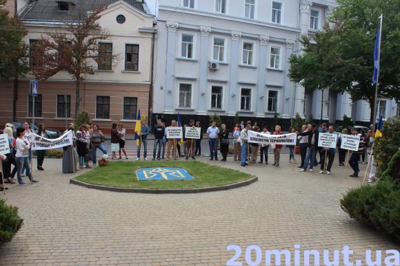 Підприємці пікетують під міською радою проти тарифів та забудови ринку, фото №2 на сайті 20minut.ua