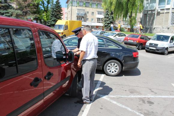 Понад три години пенсіонер “смажиться” під мерією. Ауді не вивозять (ОНОВЛЕНО), фото №2 на сайті 20minut.ua
