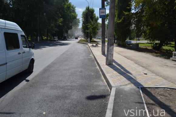 «Шедевр» від робітників: у Хмельницькому з бруківки "виросло" дерево, фото №2 на сайті vsim.ua