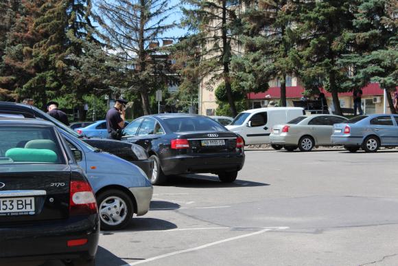 Шість годин пенсіонер був на паркінгу біля міськради. Ауді не змогли вивезти, фото №1 на сайті 20minut.ua