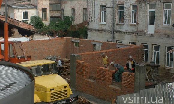 Скандальне будівництво у центрі Хмельницького триває. Вікна музшколи вже закрила кількаметрова стіна, фото №1 на сайті vsim.ua