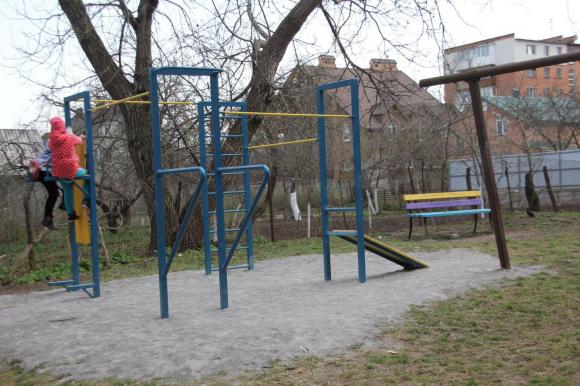 У дворах хмельницьких будинків облаштували більше 10 дитячих та спортивних майданчиків, фото №1 на сайті vsim.ua