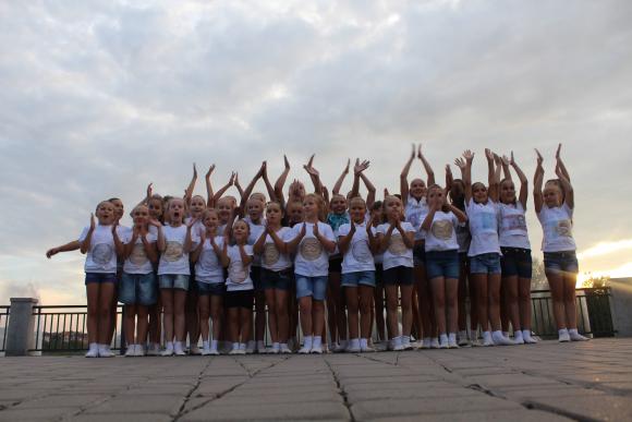 У флешмобі «Скажемо НІ! зарплаті в тіні!» взяли участь кілька десятків дітей, фото №4 на сайті 20minut.ua