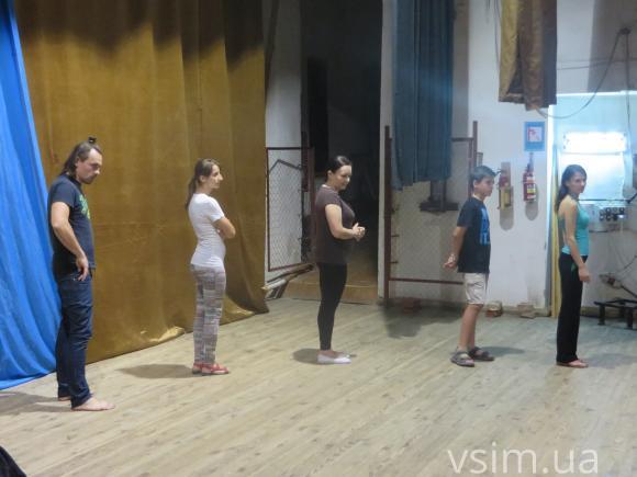 У Хмельницькому актори-початківці кидалися палицями та валялися на підлозі, фото №2 на сайті vsim.ua