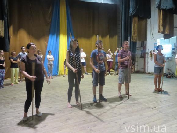 У Хмельницькому актори-початківці кидалися палицями та валялися на підлозі, фото №5 на сайті vsim.ua