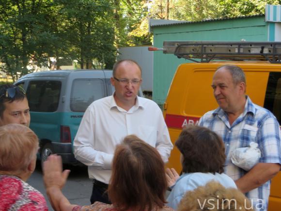 У мікрорайоні Ракове хмельничани "обороняють" будинок - не пускають газовиків з лічильником, фото №1 на сайті vsim.ua