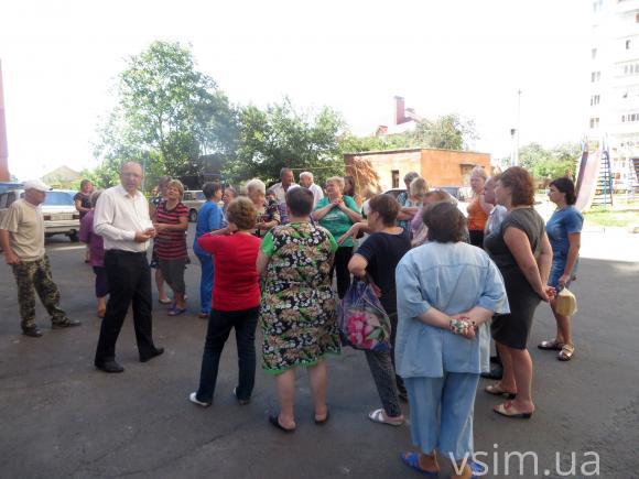 У мікрорайоні Ракове хмельничани "обороняють" будинок - не пускають газовиків з лічильником, фото №3 на сайті vsim.ua