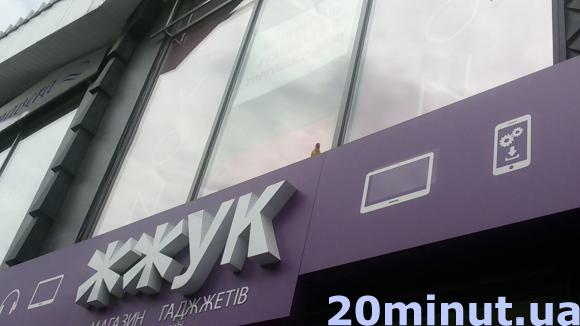 У центрі Тернополя патрульні ловили папугу, фото №3 на сайті 20minut.ua
