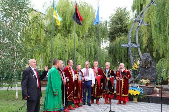 У Волочиську відкрили стелу Героям Небесної Сотні, фото №1 на сайті vsim.ua