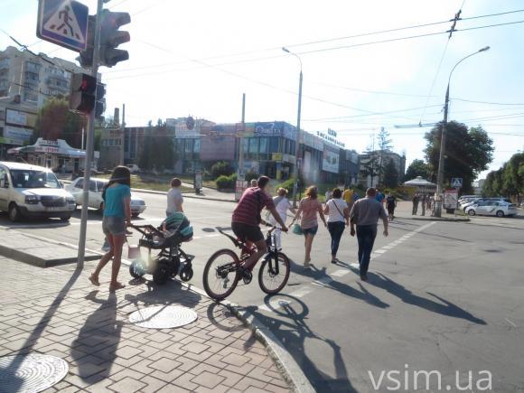Велосипедистам, які їдуть по пішохідному переходу, дають усне попередження, фото №1 на сайті vsim.ua