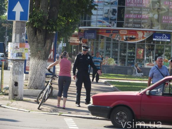 Велосипедистам, які їдуть по пішохідному переходу, дають усне попередження, фото №2 на сайті vsim.ua