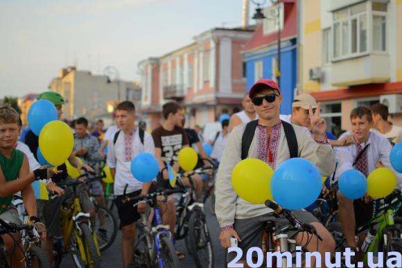 Велосипедисти у вишиванках обкатали вулиці Кам’янця, фото №1 на сайті 20minut.ua
