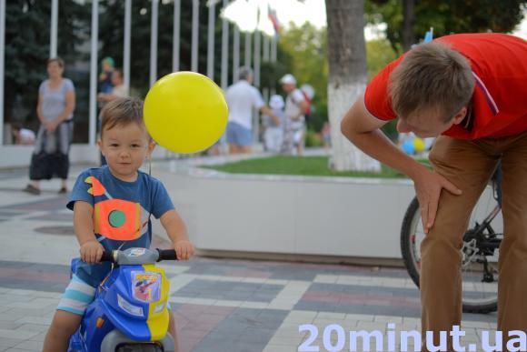 Велосипедисти у вишиванках обкатали вулиці Кам’янця, фото №2 на сайті 20minut.ua
