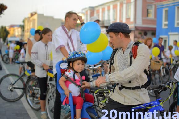 Велосипедисти у вишиванках обкатали вулиці Кам’янця, фото №3 на сайті 20minut.ua