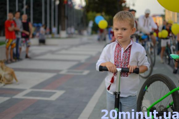 Велосипедисти у вишиванках обкатали вулиці Кам’янця, фото №4 на сайті 20minut.ua