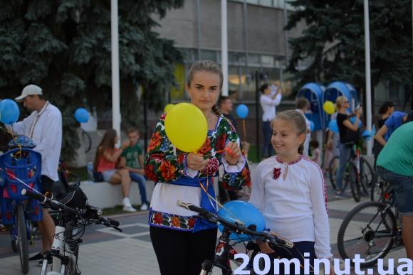 Велосипедисти у вишиванках обкатали вулиці Кам’янця, фото №5 на сайті 20minut.ua
