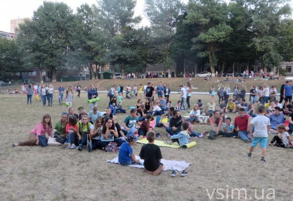 Б'ють рекорди: кілька сотень хмельничан прийшли на безкоштовний мультик на стадіоні, фото №1 на сайті vsim.ua