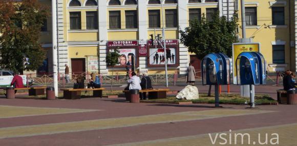 Дочекалися! У центрі Хмельницького вже можна зарядити гаджети від лавочки, фото №2 на сайті vsim.ua