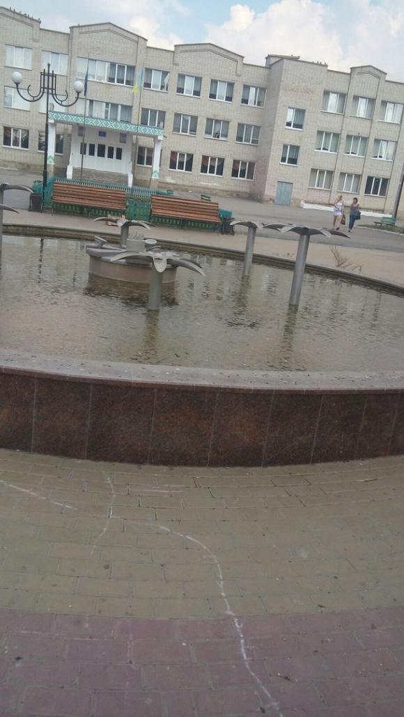 Фонтан біля школи № 28 Тернополя у жахливому стані, фото №2 на сайті 20minut.ua